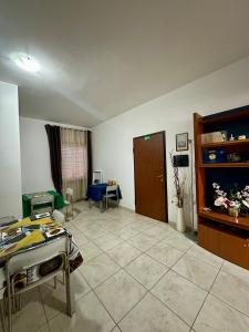 a large living room with a table and a door at Lincoln B&B in Caserta