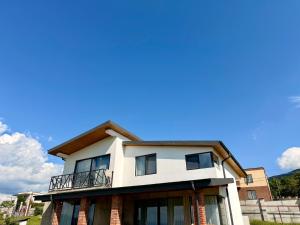 a building with a balcony on top of it at Guesthouse near Tbilisi in Saguramo