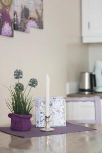 a candle sitting on top of a counter with a table at Friendly Home Doppel-Doppelappartement Union in Bornheim +3 photos