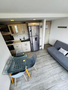 a room with a couch and a table and a kitchen at 2201 Hermoso apartamento poblado in Medellín