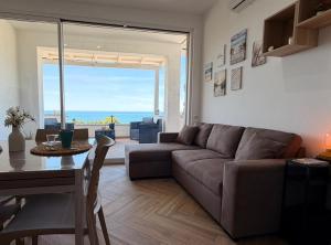 a living room with a couch and a table at Circe Casa Vacanze in San Menaio