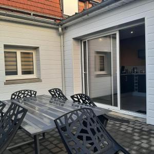 a blue table and chairs on a patio at OF08 - Maison entre mer et forêt in Oust-Marais