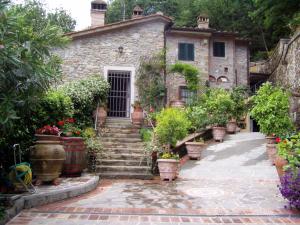A garden outside Mulino del XVII secolo