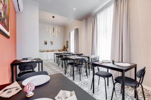 a restaurant with tables and chairs in a room at Best Western Plus Fontana Falconieri Hotel in Messina