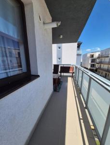 ein Balkon mit Blick auf ein Gebäude in der Unterkunft Smart Ghimbav in Ghimbav