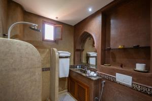 a bathroom with a shower and a sink at Villa privée, 5 suites, Piscine & Jardin XXL in Marrakesh