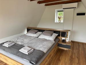 Llit o llits en una habitació de Rejtek Panoráma