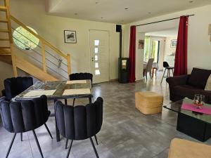 a living room with a table and chairs at Les LYS in Locronan