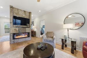 ein Wohnzimmer mit Kamin und Fernseher in der Unterkunft Remember Me in Highlands
