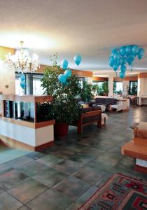 Lobby o reception area sa Hotel Canturio