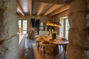 a kitchen and dining room with a table and chairs at BaguHouse in Pombal
