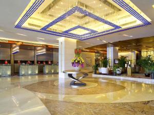 a lobby with a table in the middle of a building at Grand Mercure Beijing Central in Beijing