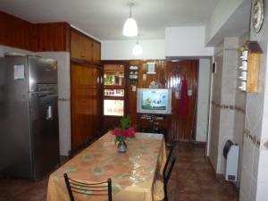 Foto de la galería de Chalet familiar adosado Rosas Rojas en Villa Gesell 4 fotos más