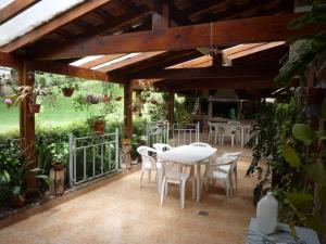 un patio con una mesa blanca y sillas. en Chalet familiar adosado Rosas Rojas en Villa Gesell