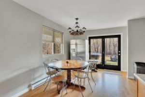 a kitchen and dining room with a table and chairs at Luxury Mountain Villa - 3 bedroom, hot-tub, fire-pit in Hunter