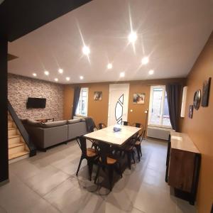 a living room with a table and a couch at OF08 - Maison entre mer et forêt in Oust-Marais