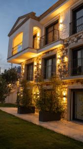 a building with lights on the side of it at Canata Çeşme in Çeşme