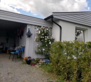 a white house with flowers on the side of it at Casa Peaceful in Mysen +7 photos