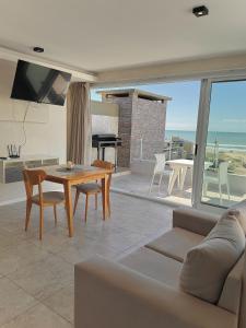 a living room with a couch and a table at Zelena Voda in Villa Gesell