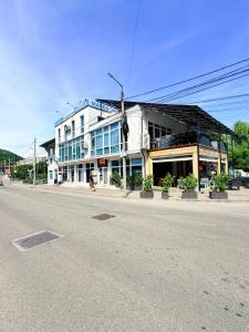 ein Gebäude am Straßenrand in der Unterkunft Hotel Manea Hub in Orşova