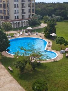 an overhead view of a swimming pool in a building at Ines - Golf und Meer Bulgarien in Balchik