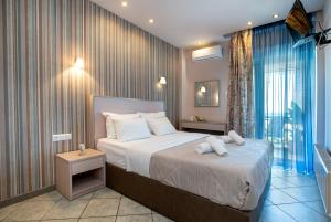 a bedroom with a large bed and a window at Margarita Fresh Studios in Potos