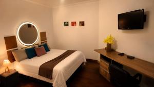 a hotel room with a bed and a mirror at Suíte Aconchegante com Hidromassagem Jardim Esplanada in São José dos Campos +18 photos