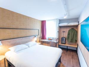 a bedroom with a large white bed and a window at Ibis Orleans La Chapelle Saint Mesmin in La Chapelle-Saint-Mesmin +60 photos