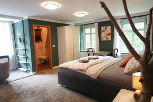 a bedroom with a bed and a bathroom at Haevn Erholung,Wattenmeer &Wäldchen in Reußenköge