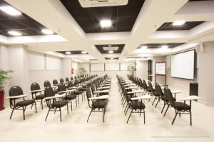欧西塔诺阿帕特酒店商务区和/或会议室