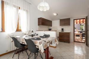 a kitchen with a table and some chairs and a kitchen at Apartman Noemi in Kukci