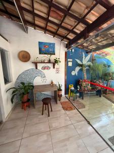 a room with a table and some plants in it at Arandú Hostel in Itacaré