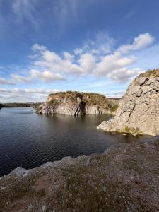 a large body of water next to a large cliff at El Camino in Gardey