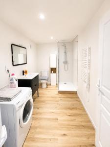 a laundry room with a washer and dryer at Chez Julia in Brech