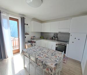 a kitchen with a table and chairs in a room at Villetta Col Ranzola in Brusson
