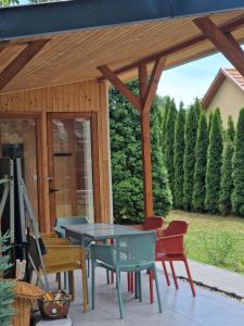 a patio with a table and chairs on a patio at Nefelejcs-el vendeghaz in Balatonmáriafürdő