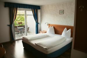 a hotel room with a bed and a balcony at Hotel Tannerhof in Schenna