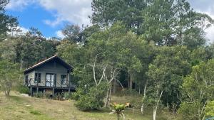a small house in the middle of a forest at NOVIDADE - Cabana Refúgio Gaia in Annitapolis