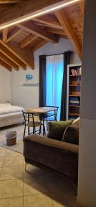 a living room with a couch and a table at Casa Cuor Di Leone in Cannobio