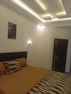 a bedroom with a bed in a room at Résidence Prestige KGV Appt 301 in Douala