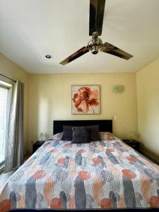 a bedroom with a bed with a ceiling fan at Estudio #2 a 5 min del malecon in La Paz