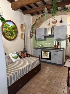 a bedroom with a bed and a kitchen at Rifugio della Contea - Centro storico Perugia in Perugia +14 photos