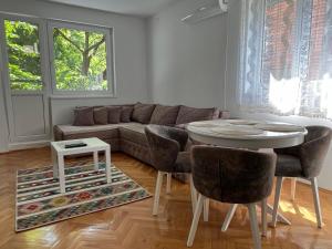 a living room with a table and a couch at Apartman Milica in Vršac