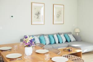 a living room with a couch and a table at Penthouse duplex with jacuzzi, 5 min to beach in Chipiona