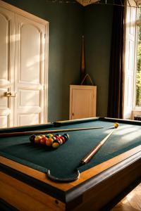 a pool table with balls on it in a room at La Parenthèse Fléchoise, Chambre Raphaël in La Flèche