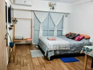 a bedroom with a bed and a window at Diseñado para vos, a pasos de Bv Oroño con cochera opcional in Rosario