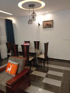 a dining room with a table and chairs at Résidence Prestige KGV Appt 304 in Douala