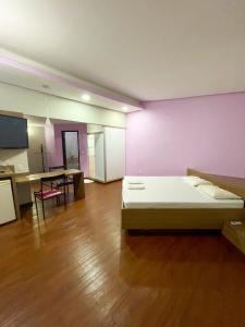 a large room with a bed and a dining room at Rodotel Vênus Prime in Rio Verde