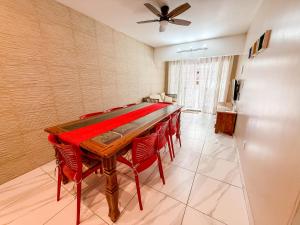 a dining room with a table and chairs at Praia do Frances - Casa Vista para o Mar - 50 metros da areia da praia in Praia do Frances
