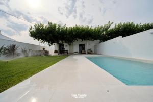a villa with a swimming pool and a yard at Casa Marieta A - Ideal per a families in Deltebre